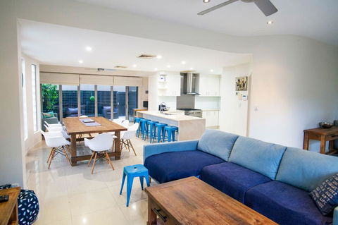 Alexandra Headland Luxury Townhouse - E Caravan Parks 0