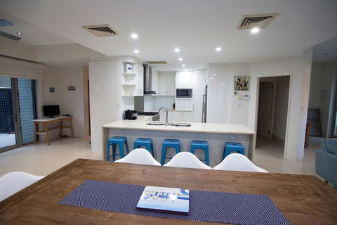 Alexandra Headland Luxury Townhouse - E Caravan Parks 3