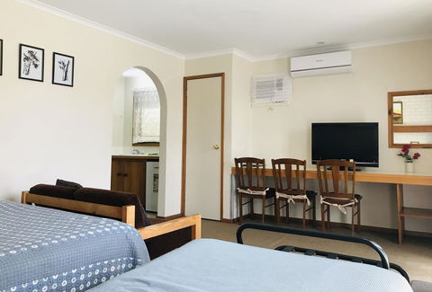 Alfred Motor Inn - E Caravan Parks 1