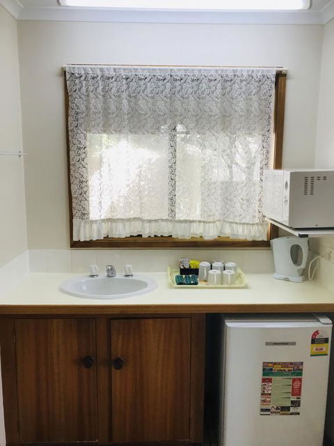 Alfred Motor Inn - E Caravan Parks 3