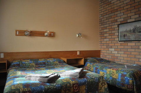 All Travellers Motor Inn - E Caravan Parks 2