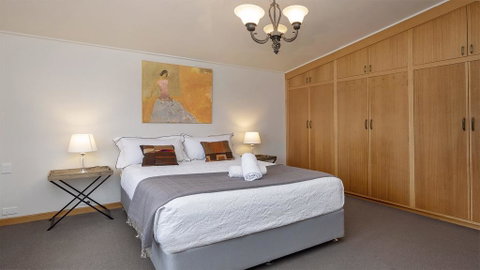 Alpine House - Views Over Lake Jindabyne And The Snowy Mountains - E Caravan Parks 3