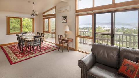 Alpine House - Views Over Lake Jindabyne And The Snowy Mountains - E Caravan Parks 1