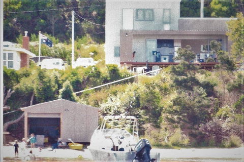 Amazing Ansons Bay Absolute Waterfront Beach House - E Caravan Parks 3