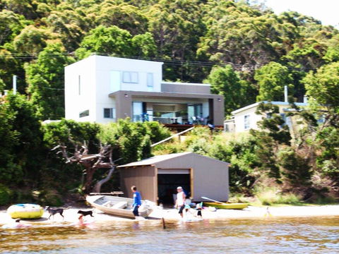 Amazing Ansons Bay Absolute Waterfront Beach House - E Caravan Parks 0