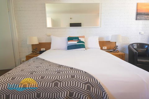 Anchor Bay Motel - E Caravan Parks 1
