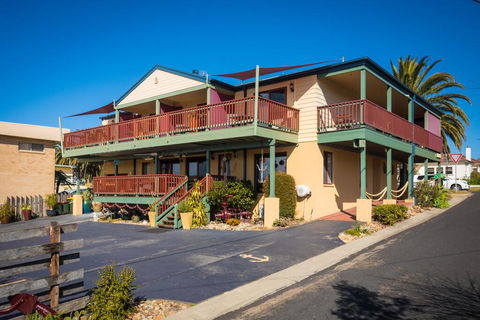Anchors Aweigh - E Caravan Parks 2
