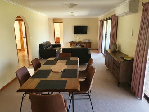 Annies Holiday Units - E Caravan Parks 0