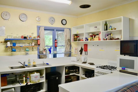 Apollo Bay Backpackers - E Caravan Parks 3