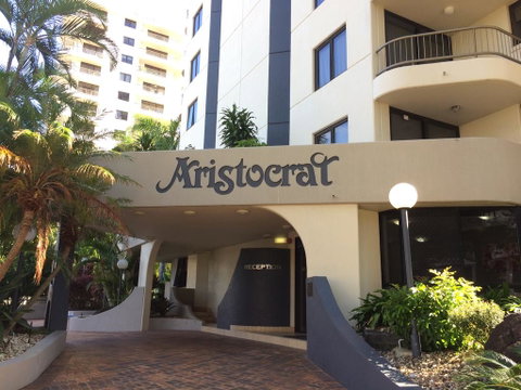 Aristocrat Apartments - E Caravan Parks 2