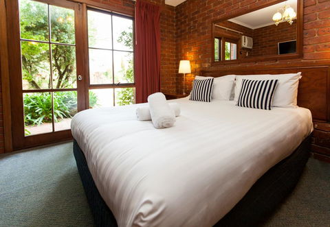 Armour Motor Inn - E Caravan Parks 1