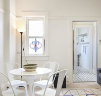 Art Deco Oasis Minutes From the City - E Caravan Parks
