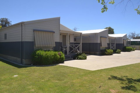 Ashleigh Court Motor Inn - E Caravan Parks 1