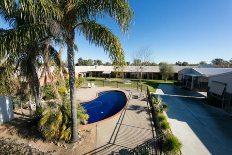 Ashleigh Court Motor Inn - E Caravan Parks 0