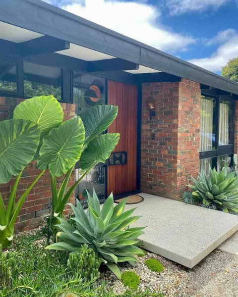 Luxurious Mid-Century Modern Home, Yarra Valley - E Caravan Parks 1