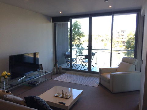 Marina View Apartment On The Maribyrnong River, Melbourne - E Caravan Parks 3