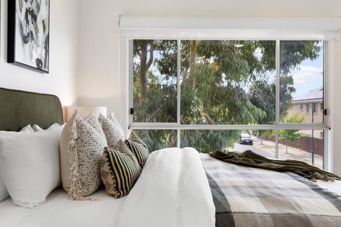 Mawson Lakes Retreat - 3BR, Wifi, Parking - E Caravan Parks 2