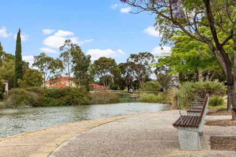 Mawson Lakes Retreat - 3BR, Wifi, Parking - E Caravan Parks 3