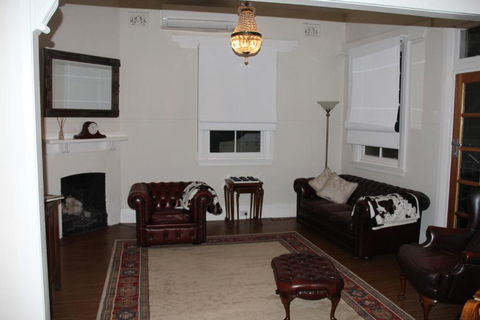 Mentor Chambers Apartment Bed & Breakfast - E Caravan Parks 2