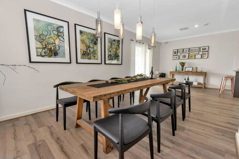 Mid Century 4 Bedroom Getaway In Barossa Vineyard - E Caravan Parks 2