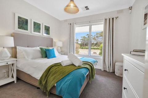 Mid Century 4 Bedroom Getaway In Barossa Vineyard - E Caravan Parks 1