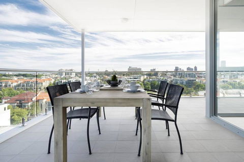 Minimalist Penthouse Condo With Skyline Vistas - E Caravan Parks 0