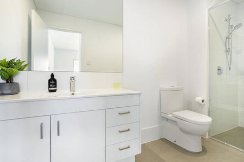 Minimalist Penthouse Condo With Skyline Vistas - E Caravan Parks 3