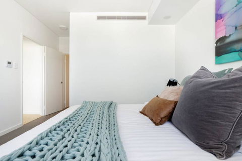 Minimalist Penthouse Condo With Skyline Vistas - E Caravan Parks 2