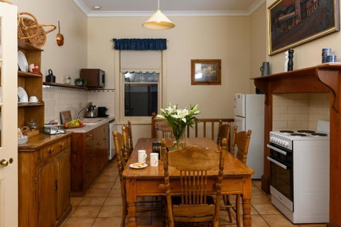 Miriams Cottage - E Caravan Parks 1