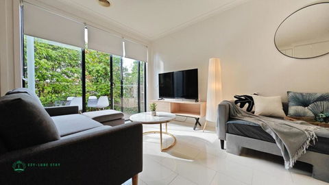 Modern 2-Bedroom Townhouse Near DFO & RMIT - E Caravan Parks 0