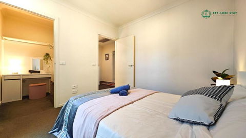 Modern 2-Bedroom Townhouse Near DFO & RMIT - E Caravan Parks 3