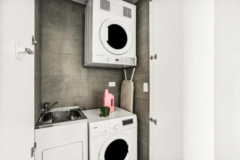 Modern 2BD In Trendy Inner West - E Caravan Parks 2
