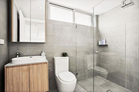 Modern 2BD In Trendy Inner West - E Caravan Parks 3