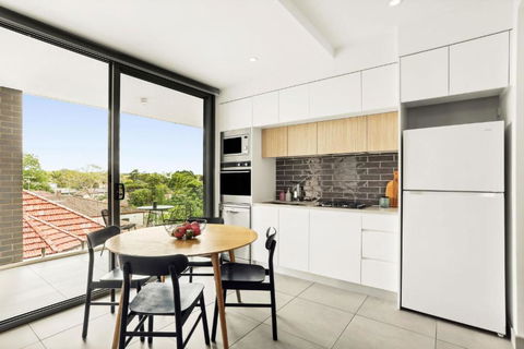 Modern 2BD In Trendy Inner West - E Caravan Parks 0