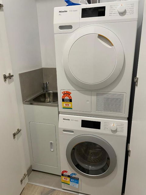 Modern Apartment On Courtney-02594 - E Caravan Parks 3