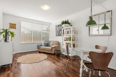 Modern City-Fringe Apartment In New Town - E Caravan Parks 2