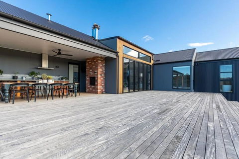 Modern Farmhouse - E Caravan Parks 0