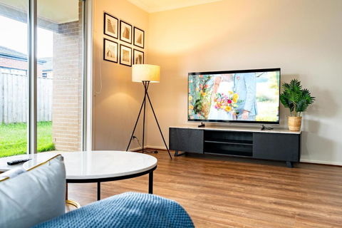 Modern Homely House In Clyde - E Caravan Parks 2