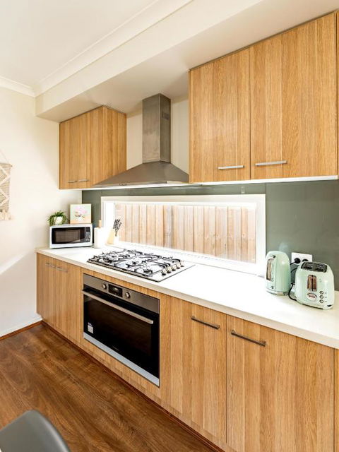 Modern Homely House In Clyde - E Caravan Parks 3