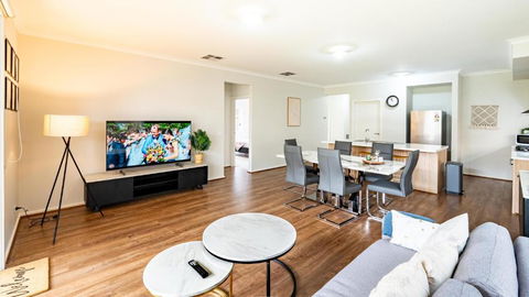 Modern Homely House In Clyde - E Caravan Parks 1