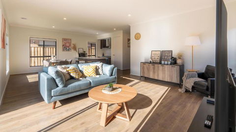 Modern New Homly House At Clyde - E Caravan Parks 1