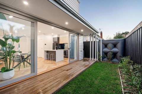 Modern Stylish Home - Walk To Beach - E Caravan Parks 1