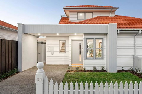 Modern Stylish Home - Walk To Beach - E Caravan Parks 3