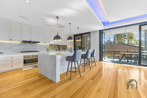 Modern Summer Palace In Epping - E Caravan Parks 3
