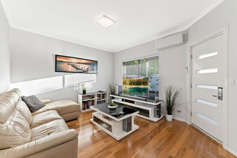 Modern Scarborough Townhouse - E Caravan Parks 1