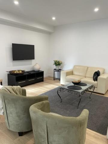 Modern Home, Close To Train, 17k CBD - E Caravan Parks 1
