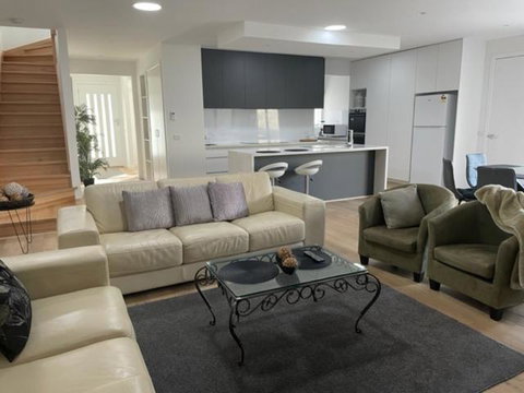 Modern Home, Close To Train, 17k CBD - E Caravan Parks 0