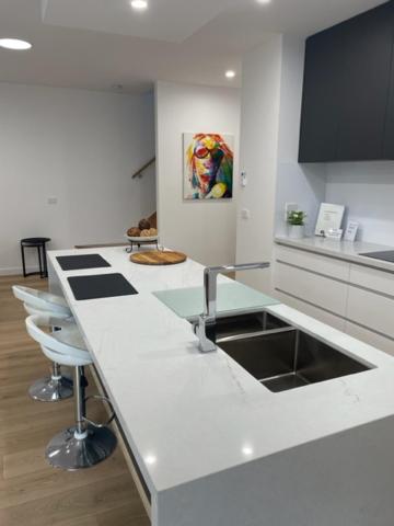 Modern Home, Close To Train, 17k CBD - E Caravan Parks 3