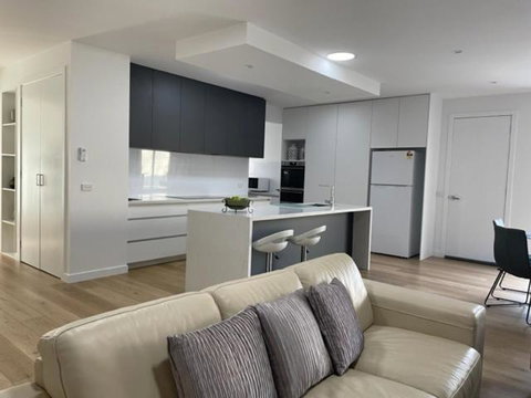 Modern Home, Close To Train, 17k CBD - E Caravan Parks 2