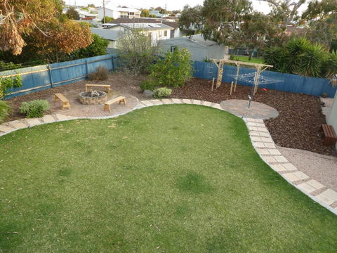 Moonta Bay Stylish Large Home 3 Min Walk From Beach And Jetty - E Caravan Parks 3